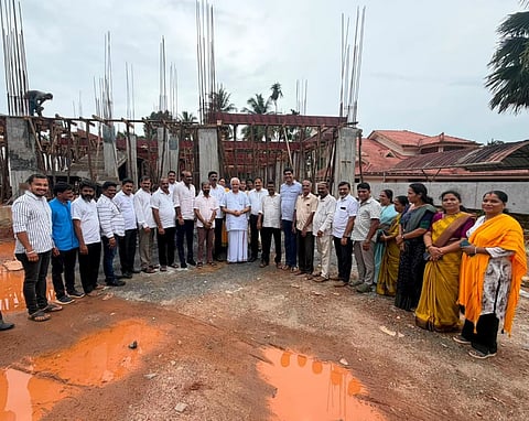 ಉಡುಪಿಯಲ್ಲಿ ನಿರ್ಮಾಣಗೊಳ್ಳುತ್ತಿರುವ ಜಿಲ್ಲಾ ಬಿಜೆಪಿ ಕಚೇರಿಯ ಕಟ್ಟಡದ ಕಾಮಗಾರಿಯನ್ನು ಬಿ.ಎಲ್​. ಸಂತೋಷ್​ ಪರಿಶೀಲಿಸಿದರು. ಕುತ್ಯಾರು ನವೀನ್​ ಶೆಟ್ಟಿ, ಯಶ್​ಪಾಲ್​ ಸುವರ್ಣ, ಕಿರಣಕುಮಾ ಕೊಡ್ಗಿ, ಗುರ್ಮೆ ಸುರೇಶ್​ ಶೆಟ್ಟಿ ಇತರರಿದ್ದರು.