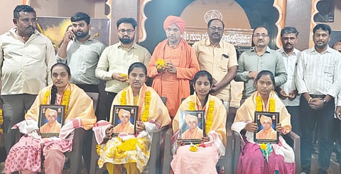 ಔರಾದ್​ ತಾಲೂಕಿನ ಸಂತಪುರದಲ್ಲಿ ಆಯೋಜಿಸಿದ್ದ ಕಾರ್ಯಕ್ರಮದಲ್ಲಿ ಎಸ್ಸೆಸ್ಸೆಲ್ಸಿ ಮತ್ತು ಪಿಯುಸಿ ಸಾಧಕ ವಿದ್ಯಾರ್ಥಿಗಳನ್ನು ಸನ್ಮಾನಿಸಲಾಯಿತು. ಶ್ರೀ 