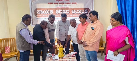 ಮಂಡ್ಯದಲ್ಲಿ ಆಯೋಜಿಸಿದ್ದ ಕಾಯಕ ಶರಣರ ಜಯಂತ್ಯುತ್ಸವವನ್ನು ಕನ್ನಡ ಮತ್ತು ಸಂಸ್ಕೃತಿ ಇಲಾಖೆ ಸಹಾಯಕ ನಿರ್ದೇಶಕ ಡಾ.ಬಿ.ವಿ. ನಂದೀಶ್ ಉದ್ಘಾಟಿಸಿದರು.