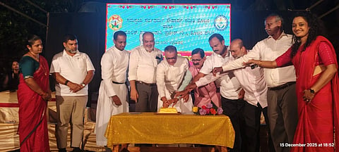 ಮಲ್ಪೆಯ ತೊಟ್ಟಂ ಚರ್ಚ್​ನಲ್ಲಿ ಸರ್ವಧರ್ಮ ಹಬ್ಬಗಳ ಸೌಹಾರ್ದ ಕೂಟ  ಉದ್ಘಾಟಿಸಲಾಯಿತು. ಡೆನಿಸ್​ ಡೆಸಾ, ಡಾ.ಗಣನಾಥ ಶೆಟ್ಟಿ ಎಕ್ಕಾರು, ರಫೀಕ್​ ಮಾಸ್ಟರ್​, ವಿನಯ್​ ಸಂದೇಶ್​, ಯಾಹ್ಯಾ ನಕ್ವಾ, ಆಗ್ನೆಲ್​ ಫೆರ್ನಾಂಡಿಸ್​, ಸಿರಾಜ್​, ಶಾಂತಿ ಪಿಕಾರ್ಡೊ, ಲೆಸ್ಲಿ ಆರೋಝಾ, ಬ್ಲೆಸಿಲ್ಲಾ ಕ್ರಾಸ್ತಾ ಇದ್ದರು.