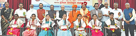 ಕಲಬುರಗಿ ವಿಶ್ವೇಶ್ವರಯ್ಯ ಭವನದಲ್ಲಿ ಸರ್ವಜ್ಞ ಕಾಲೇಜು ಇತ್ತೀಚಿಗೆ ಆಯೋಜಿಸಿದ್ದ ಸಮಾರಂಭದಲ್ಲಿ ನ್ಯಾ.ಶಿವರಾಜ ಪಾಟೀಲರು ವಿದ್ಯಾರ್ಥಿಗಳಿಗೆ ಪ್ರತಿಭಾ ಪುರಸ್ಕಾರ ವಿತರಿಸಿದರು. ಪೂಜ್ಯ ಗುರುಮಹಾಂತ ಸ್ವಾಮಿಗಳು, ಡಾ.ಸಿದ್ಧ ತೋಟೇಂದ್ರ ಶಿವಾಚಾರ್ಯರು, ಡಾ.ಪರಶಿವಮೂರ್ತಿ, ರಂಜಾನ್ ದರ್ಗಾ, ಪ್ರೊ.ಚನ್ನಾರಡ್ಡಿ ಪಾಟೀಲ್, ಕೆ.ಎಲ್.ರಾಜಶೇಖರ ಇತರರಿದ್ದರು.