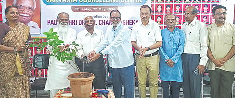 ಲಬುರಗಿ ಸರ್ವಜ್ಞ ಪಿಯು ಕಾಲೇಜಿನಲ್ಲಿ ಶುಕ್ರವಾರ ಆಯೋಜಿಸಿದ್ದ ವ್ಯಕ್ತಿತ್ವ ವಿಕಸನ ಉಪನ್ಯಾಸ ಕಾರ್ಯಕ್ರಮಕ್ಕೆ ಖ್ಯಾತ ಮನೋವೈದ್ಯ ಡಾ.ಸಿ.ಆರ್​.ಚಂದ್ರಶೇಖರ ಚಾಲನೆ ನೀಡಿದರು. ಪ್ರೊ.ಚನ್ನಾರಡ್ಡಿ ಪಾಟೀಲ್​, ಡಾ.ಆರ್​.ವೆಂಕಟರಡ್ಡಿ, ಪ್ರಶಾಂತ್​ ಕುಲಕರ್ಣಿ, ವಿನುತ ಆರ್​.ಬಿ., ಪ್ರಭುಗೌಡ ಸಿದ್ದಾರಡ್ಡಿ, ಎಸ್​.ಎಸ್​.ಹಿರೇಮಠ್​ ಇತರರಿದ್ದರು.