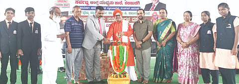 ಕಲಬುರಗಿ ಸರ್ವಜ್ಞ ಶಾಲೆಯಲ್ಲಿ ಗುರುವಾರ ಆಯೋಜಿಸಿದ ವಿಶೇಷ ಉಪನ್ಯಾಸ ಕಾರ್ಯಕ್ರಮಕ್ಕೆ ನ್ಯಾಯಾಧೀಶ ಜಿ.ಎಲ್​.ಲಕ್ಷಿ$್ಮನಾರಾಯಣ ಚಾಲನೆ ನೀಡಿದರು. ಪೂಜ್ಯ ಮಹಾಂತ ಸ್ವಾಮಿಗಳು, ಪ್ರೊ.ಚನ್ನಾರಡ್ಡಿ ಪಾಟೀಲ್​, ಡಾ.ವಿಶ್ವನಾಥ ರಡ್ಡಿ, ಅಭಿಷೇಕ ಪಾಟೀಲ್​, ವಿನೂತಾ ಆರ್​.ಬಿ ಇತರರಿದ್ದರು.