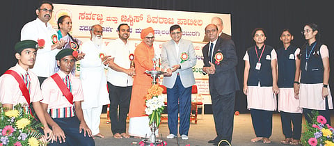 ಕಲಬುರಗಿಯಲ್ಲಿ ಸರ್ವ ಮತ್ತು ಜಸ್ಟಿಸ್​ ಶಿವರಾಜ ಪಾಟೀಲ್​ ಪಿಯು ಕಾಲೇಜು ಶುಕ್ರವಾರ ಏರ್ಪಡಿಸಿದ್ದ ಮುಂಜಾವಿಗೊಂದು ನುಡಿಕಿರಣ ದರ್ಶನ ವಿಶೇಷ ಉಪನ್ಯಾಸ ಸಮಾರೋಪ, ಪ್ರಥಮ ವರ್ಷದ ವಿದ್ಯಾರ್ಥಿಗಗಳ ಸ್ವಾಗತ ಸಮಾರಂಭವನ್ನು ಹೈಕೋರ್ಟ್​ ನ್ಯಾಯಮೂರ್ತಿ ದೇವದಾಸ್​ ಉದ್ಘಾಟಿಸಿದರು. ಶ್ರೀ ಮಹಾಂತ ಸ್ವಾಮೀಜಿ, ಪ್ರೊ.ಚನ್ನಾರಡ್ಡಿ ಪಾಟೀಲ್​, ಅಭಿಷೇಕ ಪಾಟೀಲ್​, ಎಸ್​.ಎಂ.ಪಾಟೀಲ್​, ಪ್ರಶಾಂತ ಕುಲಕರ್ಣಿ ಇತರರಿದ್ದರು.