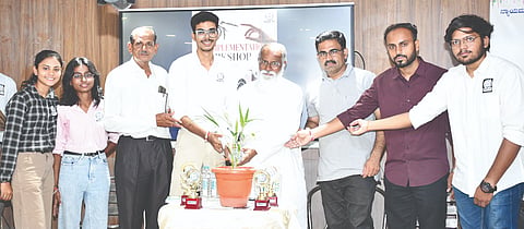 ಕಲಬುರಗಿ ಸರ್ವ ಪಿಯು ವಿಜ್ಞಾನ ಕಾಲೇಜಿನಲ್ಲಿ ಗುರುವಾರ ಏರ್ಪಡಿಸಿದ್ದ ಎಐ& ಸಮಸ್ಯೆ ಪರಿಹರಿಸುವ ಸವಾಲು ಕುರಿತ ವಿಶೇಷ ಕಾರ್ಯಾಗಾರವನ್ನು ಪ್ರೊ.ಚನ್ನಾರಡ್ಡಿ ಪಾಟೀಲ್​ ಉದ್ಘಾಟಿಸಿದರು. ಬೆಂಗಳೂರು ನೀತಿ ಸಂಸ್ಥೆ ಮುಖ್ಯಸ್ಥ ಸಾಯಿ ಸಮರ್ಥ, ಬಸವರಾಜ ತಾಡಪಳ್ಳಿ, ಪ್ರಶಾಂತ ಕುಲಕರ್ಣಿ, ಪ್ರಭುಗೌಡ ಸಿದ್ಧಾರೆಡ್ಡಿ ಇತರರಿದ್ದರು.
