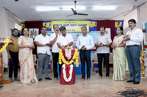 ಉಡುಪಿಯ ಹಿರಿಯಡ್ಕದಲ್ಲಿ ಆಯೋಜಿಸಿದ್ದ ಸರ್ವಜ್ಞ ಜಯಂತಿಯನ್ನು ಎಂ.ಎ. ಗಫೂರ್​ ಉದ್ಘಾಟಿಸಿದರು. ಪೂರ್ಣಿಮಾ, ಶೇಖರ್​ ಕುಲಾಲ, ಸಂತೋಷ ಕುಲಾಲ, ಕಾಳು ಕುಲಾಲ, ವೀಣಾ, ಪ್ರಕಾಶ್​ ಪ್ರಭು, ರಾಮಾಂಜಿ ಇದ್ದರು.