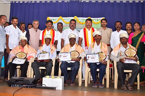 ಮಂಡ್ಯ ಗಾಂಧಿಭವನದಲ್ಲಿ ಆಯೋಜಿಸಿದ್ದ ಸಂತ ಕವಿ ಸರ್ವಜ್ಞ ಜಯಂತ್ಯುತ್ಸವದಲ್ಲಿ ವಿವಿಧ ಕ್ಷೇತ್ರದ ಸಾಧಕರನ್ನು ಸನ್ಮಾನಿಸಲಾಯಿತು.