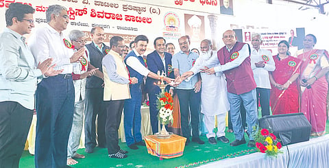 ಕಲಬುರಗಿಯ ಸರ್ವಜ್ಞ ಶಾಲೆಯಲ್ಲಿ ಭಾನುವಾರ ಆಯೋಜಿಸಿದ್ದ ಪ್ರೌಢ ಶಾಲಾ ಶಿಕ್ಷಕರ ಸಮಾವೇಶದಲ್ಲಿ ಖ್ಯಾತ ನಟ ರಮೇಶ ಅರವಿಂದ ದೀಪ ಬೆಳಗಿಸಿದರು. ನ್ಯಾ.ಟಿ.ಎನ್​.ಇನವಳ್ಳಿ, ಪ್ರೊ.ಎಸ್​.ಎಂ.ಶಿವಪ್ರಸಾದ, ಮಹೇಶ ಮಸಾಳೆ, ಸಿ.ಎಸ್​.ಮುಧೋಳ, ಶಂಕ್ರಮ್ಮ ಢವಳಗಿ, ಎನ್​.ಶರಣಪ್ಪ, ಪ್ರೊ.ಚನ್ನಾರಡ್ಡಿ ಪಾಟೀಲ್​, ಅಭಿಷೇಕ ಪಾಟೀಲ್​ ಇತರರಿದ್ದರು.