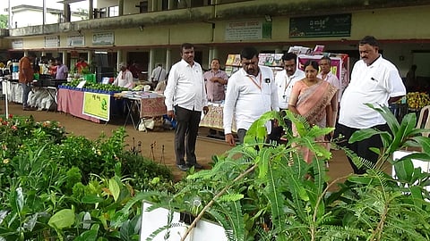 ಉಡುಪಿಯಲ್ಲಿ ಸಸ್ಯಸಂತೆ ಉದ್ಘಾಟಿಸಿದ ದಿನಕರ್​ ಹೇರೂರು ವಿವಿಧ ಗಿಡಗಳನ್ನು ವೀಸಿದರು. ಕ್ಷಮಾ ಪಾಟೀಲ, ಹೇಮಂತ್​ ಎಲ್​., ಸುನೀಲ್​ ವೈ.ಎಚ್​, ವರುಣ್​ ಕೆ.ಜೆ, ನಿಧೀಶ್​ ಕೆ.ಜೆ., ಮಂಜುನಾಥ್​ ಬಿ. ಇದ್ದರು.