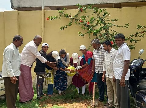 ಮಂಡ್ಯ ತಾಲೂಕು ಕಲ್ಮಂಟಿದೊಡ್ಡಿ ಗ್ರಾಮದಲ್ಲಿ ಸಸ್ಯೋತ್ಸವ ಕಾರ್ಯಕ್ರಮದ ಅಂಗವಾಗಿ ಗಿಡ ನೆಡಲಾಯಿತು. 