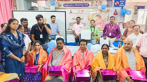  ಮಂಡ್ಯ ನಗರದ ಗುತ್ತಲಿನಲ್ಲಿ ಆಯೋಜಿಸಿದ್ದ ಸಮಾರಂಭದಲ್ಲಿ ಡೆಕಾಯ್ ತನಿಖಾ ತಂಡವನ್ನು ಅಭಿನಂದಿಸಲಾಯಿತು.