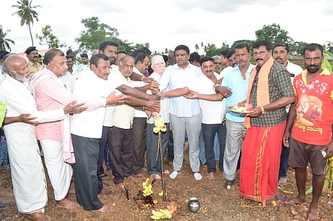  ಮಂಡ್ಯ ತಾಲೂಕು ಸಾತನೂರು ಗ್ರಾಮದಲ್ಲಿ ಅಭಿವೃದ್ಧಿ ಕಾಮಗಾರಿಗೆ ಶಾಸಕ ಪಿ.ರವಿಕುಮಾರ್ ಗಣಿಗ ಭೂಮಿಪೂಜೆ ನೆರವೇರಿಸಿದರು. 