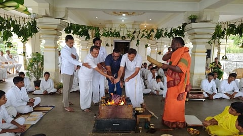 ಮಂಡ್ಯ ತಾಲೂಕು ಮಾರದೇವನಹಳ್ಳಿಯ ಸತ್ಯಸಾಯಿ ಶಾರದಾನಿಕೇತನ ಗುರುಕುಲದಲ್ಲಿ ಮಹಾವಿಷ್ಣು ಹೋಮ ನಡೆಯಿತು. 