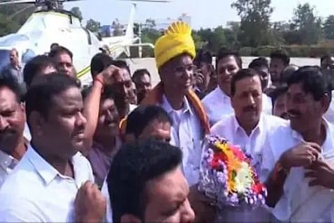 ವಾಲ್ಮೀಕಿ ಕಪ್ ಸೀಸನ್-3 ಕ್ರಿಕೆಟ್ ಪಂದ್ಯಾವಳಿ ಉದ್ಘಾಟನೆಗೆ ಬಂದ ಸಚಿವ ಸತೀಶ್ ಜಾರಕಿಹೊಳಿ ಅವರನ್ನು ಕಾಂಗ್ರೆಸ್ ಮುಖಂಡರು ಮತ್ತು ಕಾರ್ಯಕರ್ತರು ಅದ್ಧೂರಿಯಾಗಿ ಸ್ವಾಗತಿಸಿ ಕರೆದೊಯ್ದರು.  