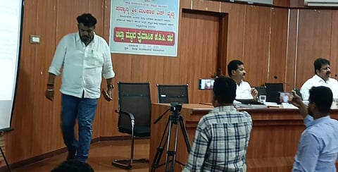 ಕೆಡಿಪಿ ಸಭೆಯಿಂದ ಶಾಸಕ ಸತೀಶ ಸೈಲ್‌ ಹೊರ ನಡೆದರು. 