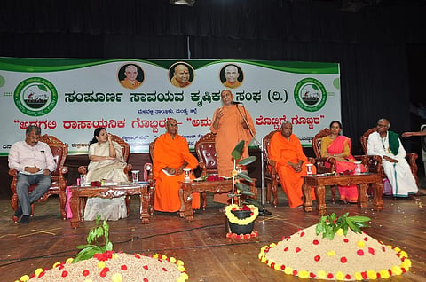   ಮಂಡ್ಯ ನಗರದ ಅಂಬೇಡ್ಕರ್ ಭವನದಲ್ಲಿ ಆಯೋಜಿಸಿದ್ದ ಕಾರ್ಯಾಗಾರದಲ್ಲಿ ಕನ್ನೇರಿ ಮಠದ ಅದೃಶ್ಯ ಕಾಡುಸಿದ್ದೇಶ್ವರ ಸ್ವಾಮೀಜಿ ಮಾತನಾಡಿದರು. 