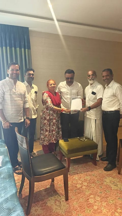 appeal ಹಳೇ ಹುಬ್ಬಳ್ಳಿಯ ಶ್ರೀ ಭವಾನಿ ಶಂಕರ ನಾರಾಯಣ ದೇವಸ್ಥಾನಕ್ಕೆ ಹೊಂದಿಕೊಂಡಿರುವ ಪುಷ್ಕರಣಿ ರಕ್ಷಣೆಗೆ ಆಗ್ರಹಿಸಿ ಸಚಿವ ಸಂತೋಷ ಲಾಡ್ ಅವರಿಗೆ ಮನವಿ ಸಲ್ಲಿಸಲಾಯಿತು.
