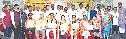 ಕಲಬುರಗಿಯಲ್ಲಿ ಸವಿತಾ ಸಮಾಜದಿಂದ ಆಯೋಜಿಸಿದ್ದ ಪ್ರತಿಭಾ ಪುರಸ್ಕಾರ ಸಮಾರಂಭದಲ್ಲಿ ಸಾಧಕ ವಿದ್ಯಾರ್ಥಿಗಳನ್ನು ಗೌರವಿಸಲಾಯಿತು. ವಿಜಯಕುಮಾರ ಪಾಟೀಲ್​, ಡಾ.ಜಗನ್ನಾಥ ತರನಳ್ಳಿ, ದೇವೇಂದ್ರಪ್ಪ ಕುರಿಹಾಳ, ಶಂಕರ ಕಾಳನೂರ ಇತರರಿದ್ದರು.