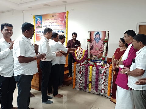 ಉಡುಪಿಯಲ್ಲಿ ಆಯೋಜಿಸಿದ್ದ ಸವಿತಾ ಮಹರ್ಷಿ ಜಯಂತಿಯನ್ನು ಎಂ.ಎ. ಗಫೂರ್​​​ ಉದ್ಘಾಟಿಸಿದರು. ಉದಯಕುಮಾರ್​ ಶೆಟ್ಟಿ, ಪೂರ್ಣಿಮಾ, ಗೋವಿಂದ ಭಂಡಾರಿ ಬನ್ನಂಜೆ, ರಾಜು ಸಿ. ಭಂಡಾರಿ, ಶೇಖರ್​ ಸಾಲಿಯಾನ್​, ನವೀನಚಂದ್ರ ಭಂಡಾರಿ, ಭರತ್​ ಸುವರ್ಣ, ವಿಶ್ವನಾಥ್​ ಭಂಡಾರಿ ನಿಂಜೂರು, ನಾಗೇಶ್​ ಭಂಡಾರಿ ಭಜಗೊಳಿ, ಸದಾಶಿವ್​ ಬಂಗೇರ ಇತರರಿದ್ದರು.