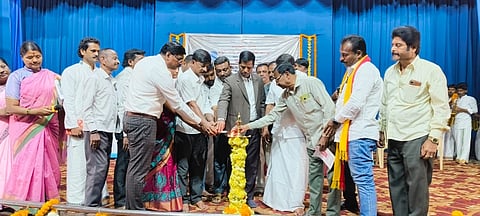 ಮಂಡ್ಯದಲ್ಲಿ ಆಯೋಜಿಸಿದ್ದ ಸವಿತಾ ಮಹರ್ಷಿ ಜಯಂತಿಯನ್ನು ಜಿಲ್ಲಾಧಿಕಾರಿ ಡಾ.ಕುಮಾರ ಉದ್ಘಾಟಿಸಿದರು.