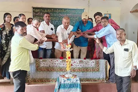 ಉಪ್ಪಿನಬೆಟಗೇರಿ ಸ.ಮಾ.ಕ. ಶಾಲೆಯಲ್ಲಿ (School) ಮಂಗಳವಾರ ಏರ್ಪಡಿಸಿದ್ದ 7ನೇ ತರಗತಿ ವಿದ್ಯಾರ್ಥಿಗಳ ಬೀಳ್ಕೊಡುಗೆ ಸಮಾರಂಭವನ್ನು ನಿಜಗುಣಿ ಹೂಲಿ ಉದ್ಘಾಟಿಸಿದರು.