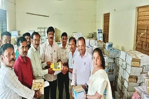 ಸೊರಬ ಕ್ಲಸ್ಟರ್‌ನಲ್ಲಿ ಸರ್ಕಾರಿ ಶಾಲೆಗಳಿಗೆ ಪಠ್ಯಪುಸ್ತಕ ಹಸ್ತಾಂತರ ಮಾಡುತ್ತಿರುವುದು.