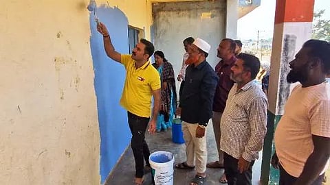 ಚನ್ನಪಟ್ಟಣದ ಶಾಲೆಯೊಂದರಲ್ಲಿ ಕೊಠಡಿಗೆ ಬಣ್ಣ ಬಳಿಯುತ್ತಿರುವ ತಹಸೀಲ್ದಾರ್ ಗಿರೀಶ್. 