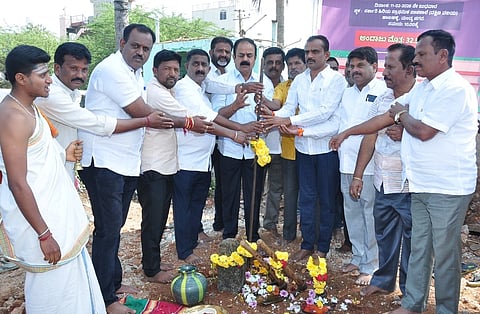 ಮಂಡ್ಯ ನಗರದ ಹಾಲಹಳ್ಳಿ ಸರ್ಕಾರಿ ಹಿರಿಯ ಪ್ರಾಥಮಿಕ ಪಾಠಶಾಲೆಯಲ್ಲಿ ಕೊಠಡಿ ನಿರ್ಮಾಣ ಕಾಮಗಾರಿಗೆ ಚಾಲನೆ ನೀಡಲಾಯಿತು.