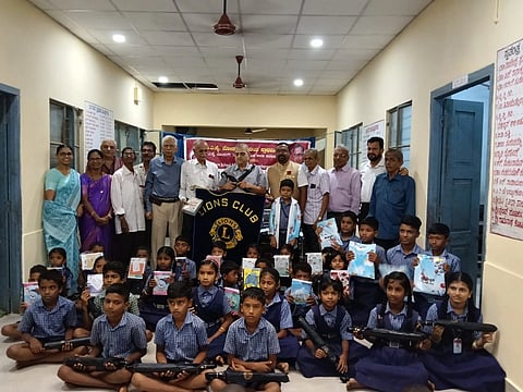 ಉಡುಪಿಯ ಟಿ.ಎ. ಪೈ ಮೋಡರ್ನ್​ ಶಾಲೆಯ ಮಕ್ಕಳಿಗೆ ನೋಟ್​ಬುಕ್​, ರೇನ್​ ಕೋಟ್​ ವಿತರಿಸಲಾಯಿತು. ಎಚ್​.ಆರ್​. ಶೆಣೈ, ಡಾ. ಗಣೇಶ್​ ಪೈ, ಡಾ. ನಿಶಾಂತ್​ ಭಟ್​, ಕೃಷ್ಣ ಮುಖ್ಯೋಪಾಧ್ಯಾಯ, ನಾರಾಯಣ ಭಂಡಾರಿ, ಮಟ್ಟಾರು ರಮೇಶ್​ ಕಿಣಿ, ಸುಲೋಚನಾ ಇತರರಿದ್ದರು.