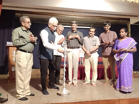 ಉಡುಪಿಯಲ್ಲಿ ಆಯೋಜಿಸಿದ್ದ ಜಿಲ್ಲಾ ಮಟ್ಟದ ವಿಜ್ಞಾನ ವಸ್ತು ಪ್ರದರ್ಶನವನ್ನು ಹರಿನಾರಾಯಣ ಶರ್ಮ ಉದ್ಘಾಟಿಸಿದರು. ಡಾ. ಅಶೋಕ್​ ಕಾಮತ್​, ಡಾ. ಶ್ರೀಧರ್​ ಪೈ, ಡಾ. ವಿಶ್ವನಾಥ ಪೈ, ಮಾಲತಿ, ಅಕ್ಷಯ್​ ಮಾಶಳೇಕರ್​, ಸುರೇಶ ಭಟ್​ ಇದ್ದರು.
