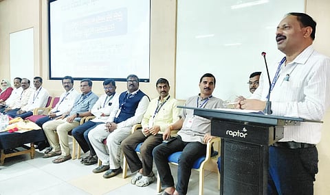 science day ಹುಬ್ಬಳ್ಳಿಯ ಕೆಎಲ್​ಇ ತಾಂತ್ರಿಕ ವಿಶ್ವವಿದ್ಯಾಲಯದಲ್ಲಿ ಭಾನುವಾರ ಏರ್ಪಡಿಸಿದ್ದ ವಿಜ್ಞಾನ ಶಿಕ್ಷಕರ ಸಂಘದ ಕಾರ್ಯಕಾರಿಣಿಯಲ್ಲಿ ಡಿಡಿಪಿಐ ಉಮೇಶ ಬಮ್ಮಕ್ಕನವರ ಮಾತನಾಡಿದರು. ಬಿಇಒ ಎಚ್​.ಎಂ. ಫಡ್ನೆಶಿ, ಗೌರವಾಧ್ಯಕ್ಷ ಡಾ. ರವಿಕುಮಾರ ಬಾರಟಕ್ಕೆ, ಬಸವರಾಜ ಗಾಣಿಗೇರ, ಇತರರು ಇದ್ದರು.
