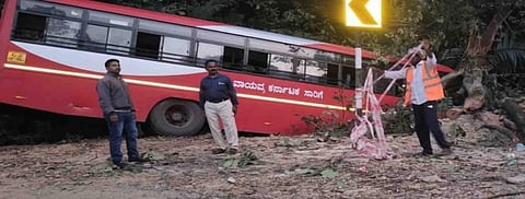 ಬಸ್ ಕಂದಕಕ್ಕೆ ಉರುಳಿದೆ