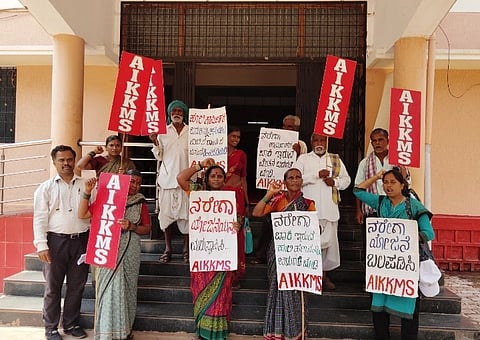ಮನರೇಗಾ ಕೂಲಿಕಾರರು ಶುಕ್ರವಾರ ಜಿಪಂ ಎದುರು ಪ್ರತಿಭಟನೆ ನಡೆಸಿದರು.