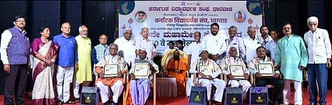  ಅ.ಭಾ. ಹೊರನಾಡ ಕನ್ನಡ ಸಂಘಗಳ ಪ್ರತಿನಿಧಿಗಳ 10ನೇ ಮಹಾಮೇಳದಲ್ಲಿ ಸಾಧಕ ಹೊರನಾಡು ಕಮ್ನಡಿಗರನ್ನು ಸನ್ಮಾನಿಸಲಾಯಿತು.