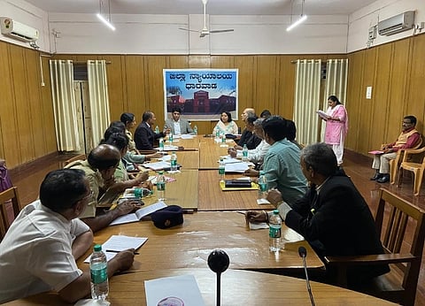 ಧಾರವಾಡ ಜಿಲ್ಲಾ ಕಾನೂನು ಸೇವೆಗಳ ಪ್ರಾಧಿಕಾರದ ದ್ವೈಮಾಸಿಕ ಸಭೆ ಜಿಲ್ಲಾಧಿಕಾರಿ ಕಚೇರಿಯಲ್ಲಿ ನಡೆಯಿತು.