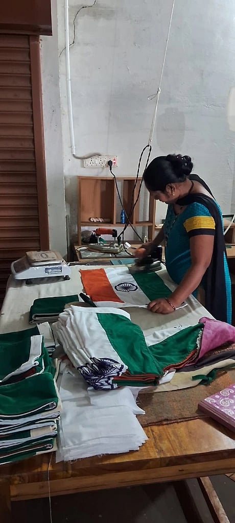  ಗರಗ ಕ್ಷೇತ್ರೀಯ ಸೇವಾ ಸಂಘದ `ಖಾದಿ ಕೇಂದ್ರದಲ್ಲಿ ರಾಷ್ಟ್ರ ಧ್ಬಜ ತಯಾರಿಸುತ್ತಿರುವುದು.