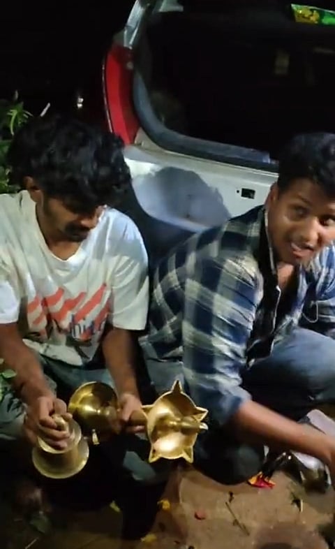 ಹುಣಸೂರು ತಾಲೂಕಿನ ನೇರಳಕುಪ್ಪೆ ಗ್ರಾಮದಲ್ಲಿ ಮಧ್ಯರಾತ್ರಿ ದೇವಾಲಯಕ್ಕೆ ನುಗ್ಗಿ ಕಳ್ಳತನ ಮಾಡಿರುವ ಇಬ್ಬರು ಆರೋಪಿಗಳನ್ನು ಗ್ರಾಮಸ್ಥರು ಹಿಡಿದು ಪೊಲೀಸರಿಗೆ ಒಪ್ಪಿಸಿದರು.
