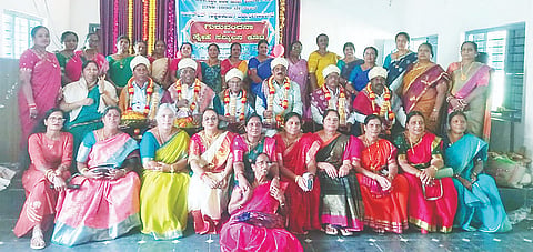 ಗಂಡಸಿಯ ಶ್ರೀ ಶಂಭುಲಿಂಗೇಶ್ವರ ಮಹಿಳಾ ಪದವಿ ಪೂರ್ವ ಕಾಲೇಜಿನ ಹಿರಿಯ ವಿದ್ಯಾರ್ಥಿಗಳು ಆಯೋಜಿಸಿದ್ದ ಗುರುವಂದನೆ ಕಾರ್ಯಕ್ರಮದಲ್ಲಿ ಡಿ.ಟಿ.ರಂಗಸ್ವಾಮಿ, ಜಿ.ರವೀಶ್, ಮಲ್ಲಿಕಾರ್ಜುನ