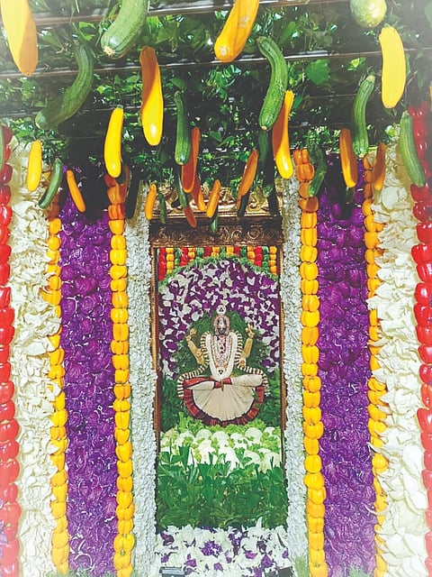 ಪಟ್ಟಣದ ಚಾಮುಂಡೇಶ್ವರಿ ಬೀದಿಯ ಆಲಯದಲ್ಲಿ ಅಷಾಢಮಾಸದ ಮೊದಲನೇ ಶುಭಶುಕ್ರವಾರದ ಪ್ರಯುಕ್ತ ಶಕ್ತಿದೇವಿಯ ಗುಡಿಯನ್ನು ವರ್ಣರಂಜಿತವಾಗಿ ಶಾಖಾಂಬರಿ ಅಲಂಕಾರದಿಂದ ರೂಪುಗೊಳಿಸಿ ಅಧಿದೇವತೆಗೆ ದುರ್ಗಸಪ್ತಶತಿ ಪಾರಾಯಣದೊಂದಿಗೆ ಪೂಜಿಸಿ ಪ್ರಾರ್ಥಿಸಲಾಯಿತು. 