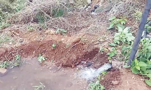 ಗುಂಡ್ಲುಪೇಟೆ ತಾಲೂಕಿನ ಕಲಿಗೌಡನಹಳ್ಳಿ ಗ್ರಾಮದಲ್ಲಿ ಜೆಜೆಎಂ ಯೋಜನೆಯ ನೀರು ಪೋಲಾಗುತ್ತಿದೆ.