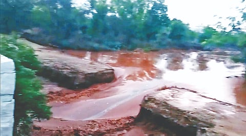 ಗುಂಡ್ಲುಪೇಟೆ ತಾಲೂಕಿನ ಕಗ್ಗಳ ಸಮೀಪ ಸೇತುವೆಗೆ ಪರ್ಯಾಯವಾಗಿ ನಿರ್ಮಿಸಿದ್ದ ರಸ್ತೆಯ ಲ್ಲಿ ಅಳವಡಿಸಿದ್ದ ಪೈಪ್‌ಗಳು  ಕೊಚ್ಚಿಹೋಗಿವೆ. 