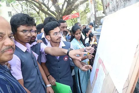 ಶಿವಮೊಗ್ಗ ಕಸ್ತೂರಿ ಬಾ ಕಾಲೇಜಿನ ಪರೀಕ್ಷಾ ಕೇಂದ್ರದಲ್ಲಿ ವಿದ್ಯಾರ್ಥಿಗಳು ನೋಂದಣಿ ಸಂಖ್ಯೆ ಪರಿಶೀಲಿಸಿದರು.