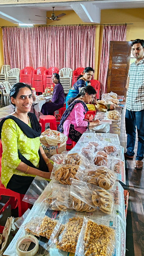 ಶಿರಸಿಯಲ್ಲಿ ಆಯೋಜಿಸಿದ್ದ ಕಜ್ಜಾಯ ಕಂಬಳದಲ್ಲಿ ಮಹಿಳೆಯರು ರುಚು ರುಚಿ ಚೌತಿ ತಿಂಡಿಗಳನ್ನು ಮಾರುತ್ತಿರುವುದು.
