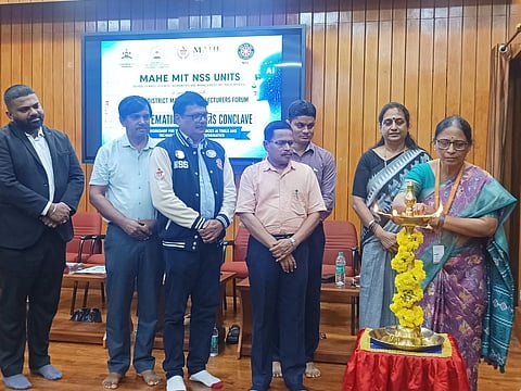 ಉಡುಪಿಯ ಮಣಿಪಾಲದಲ್ಲಿ ಆಯೋಜಿಸಿದ್ದ ಗಣಿತ ಶಿಕ್ಷಕರ ಸಮ್ಮೇಳನವನ್ನು ಡಾ. ಚಂದ್ರಕಲಾ ಸಿ.ಬಿ. ಉದ್ಘಾಟಿಸಿದರು. ಮಾರುತಿ, ಡಾ. ಸುಧಾ ಕಾಮತ್​, ಡಾ. ಬಾಲಕೃಷ್ಣ ಮದ್ದೋಡಿ, ಡಾ. ಉದಯಕುಮಾರ್​, ಸುಧೀರ್​ ಪ್ರಭು, ದೀಪಕ್​ರಾಜ್​, ಬಾಬು ಶ್ರೀನಿವಾಸ ಇತರರಿದ್ದರು.