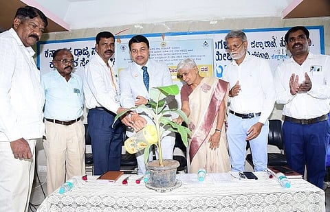 ತುಮಕೂರಿನ ನಿವೃತ್ತರ ಮಹಾ ಮನೆಯಲ್ಲಿ ಹಮ್ಮಿಕೊಂಡಿದ್ದ ಹಿರಿಯ ನಾಗರಿಕರ ಮೇಲಿನ ದೌರ್ಜನ್ಯತಡೆ ಕುರಿತು ಅರಿವು ಮೂಡಿಸುವ ಕಾರ್ಯಕ್ರಮವನ್ನು ನ್ಯಾ.ಲೋಕೇಶ್​ ಧನಪಾಲ್​ ಹವಲೆ ಉದ್ಘಾಟಿಸಿದರು. ಬಾ.ಹ.ರಮಾಕುಮಾರಿ, ಡಾ.ಸಿದ್ದರಾಮಣ್ಣ, ನರಸಿಂಹರೆಡ್ಡಿ, ಚಿದಾನಂದಮೂರ್ತಿ, ಡಾ. ಶಿವಾನಂದ್​  ಮತ್ತಿತರರು ಇದ್ದರು. 