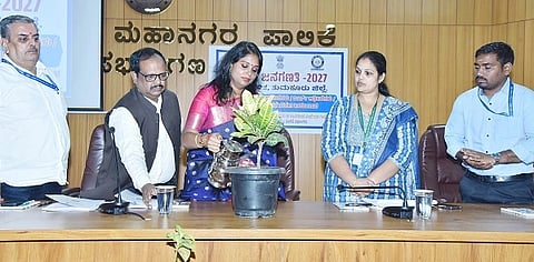 ತುಮಕೂರು ಮಹಾನಗರ ಪಾಲಿಕೆಯಲ್ಲಿ ಕೇಂದ್ರ ಜನಗಣತಿ&-2027ರ ನಿಯೋಜಿತ ಅಧಿಕಾರಿಗಳು ಹಾಗೂ ಸಿಬ್ಬಂದಿಗೆ ಆಯೋಜಿಸಿದ್ದ ತರಬೇತಿ ಕಾರ್ಯಾಗಾರವನ್ನು ಜಿಲ್ಲಾಧಿಕಾರಿ ಶುಭಕಲ್ಯಾಣ್​ ಉದ್ಘಾಟಿಸಿದರು. ಡಾ.ಎನ್​.ತಿಪ್ಪೇಸ್ವಾಮಿ, ಭವ್ಯ, ಆರ್​.ಎಸ್​.ಶರ್ಮಾ ಇದ್ದರು. 