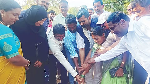 ರಸ್ತೆ ಸೇತುಗೆ ಕಮಗಾರಿಗೆ ಶಾಸಕ ಮಂತರ್‌ಗೌಡ ಭೂಮಿಪೂಜೆ ನೆರವೇರಿಸಿದರು. ಕಾಂತ್‌ರಾಜ್, ಸತೀಶ್, ಜನಾರ್ಧನ್, ಅಪ್ಸರಿ ಬೇಗಂ, ಉದಯ್‌ಕುಮಾರ್ ಇದ್ದರು.