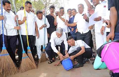 ತುಮಕೂರು ರೈಲ್ವೆ ನಿಲ್ದಾಣ ಆವರಣದಲ್ಲಿ ಸ್ಚಚ್ಛತಾ ಕಾರ್ಯಕ್ಕೆ ಕೇಂದ್ರ ರೈಲ್ವೆ ರಾಜ್ಯ ಸಚಿವ ವಿ.ಸೋಮಣ್ಣ ಚಾಲನೆ ನೀಡಿದರು. ಮಸಾಲಜಯರಾಂ, ವೈ.ಎಚ್​.ಹುಚ್ಚಯ್ಯ, ಎನ್​.ಸಿ.ಪ್ರಕಾಶ್​ ಮತ್ತಿತರರು ಇದದರು. 