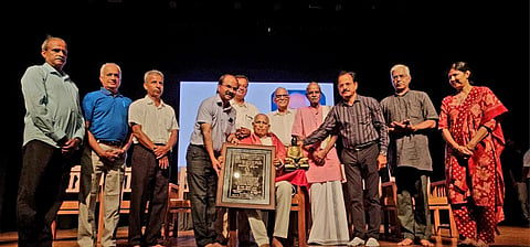 ಉಡುಪಿಯಲ್ಲಿ ಹಿರಿಯ ಸಾಹಿತಿ ಯು.ಶ್ರೀಧರ್​ ಅವರಿಗೆ 'ಸೇವಾಭೂಷಣ' ಪ್ರಶಸ್ತಿ ಪ್ರದಾನ ಮಾಡಲಾಯಿತು. ಕರ್ನಲ್​ ಮಾಧವ ಶ್ಯಾನಭಾಗ್​, ಡಾ. ವಿರೂಪಾಕ್ಷ ದೇವರಮನೆ, ಎಂ.ಗಂಗಾಧರ್​, ಎಸ್​.ವಿ. ಭಟ್​, ವಿ.ಜಿ. ಭಟ್​, ಮುರಳಿ ಕಡೆಕಾರ್​, ಸದಾಶಿವ್​ ರಾವ್​, ವಿದ್ಯಾ ಪ್ರಸಾದ್​ ಇದ್ದರು.