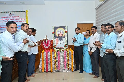 ಉಡುಪಿಯಲ್ಲಿ ಆಯೋಜಿಸಿದ್ದ ಸಂತ ಸೇವಾಲಾಲ ಜಯಂತಿ ಕಾರ್ಯಕ್ರಮವನ್ನು ಎಂ.ಎ. ಗಫೂರ್ ಉದ್ಘಾಟಿಸಿದರು. ಅಬೀದ್​ ಗದ್ಯಾಳ್​, ಪೂರ್ಣಿಮಾ, ಕುಮಾರ್​ ಕೆ.ಎಂ., ಸಂತೋಷ್​ ರಾಥೋಡ್​, ಮನೋಹರ್​ ಲಮಾಣಿ ಇತರರಿದ್ದರು.
